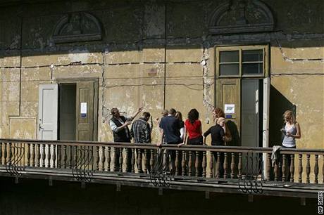 Ped vstupem na ochoz varuje studenty cedule i vyuující. Oni vak jinou volbu nemají.