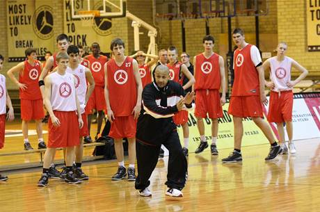 Talentovan basketbalista Martin K (s slem 27) na Jordan Brand Classic Campu 2009.