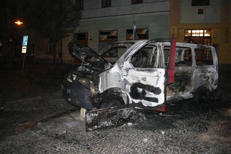 Dodávka, kterou neúspní zlodji zapálili v Moravské Tebové (23. dubna 2009)