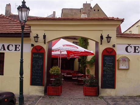 Restaurace ern orel v ulici U Luickho semine v Praze