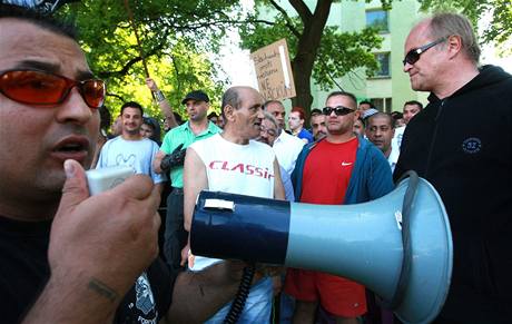 Úastníci protestu proti pochodu neonacist v Krupce (25.4.2009)