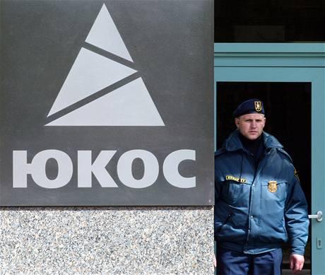 len ochranky v sídle spolenosti Jukos v Moskv (18. erven 2004)