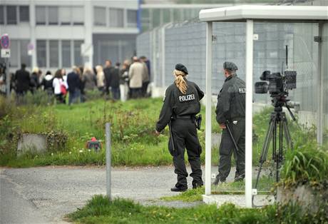 Policie steí soud v Düsseldorfu v den zahájení procesu se tveicí údajných terorist. (22. dubna 2009)