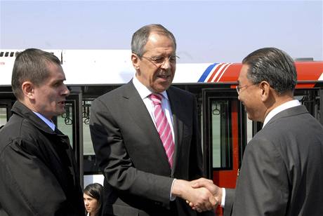 Ruský ministr zahranií Sergej Lavrov po píletu do Pchjongjangu (23. dubna 2009)