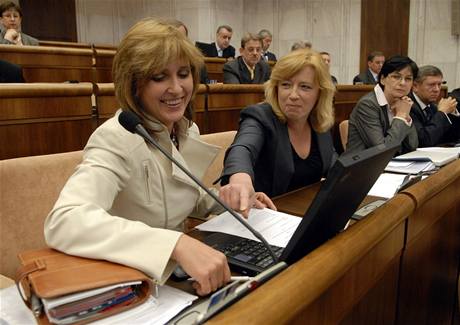 Poslankyn opoziní SDKU-DS Tatiana Rosová (vlevo) a Iveta Radiová bhem schze slovenského parlamentu 22. dubna v Bratislav. 