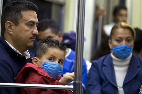 Lidé v mexické metropoli chodí s roukami. Zavená jsou i kina a divadla.