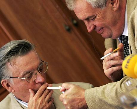 Milo Zeman pipaluje cigaretu svmu jmenovci Eduardu Zemanovi (23. dubna 2009)