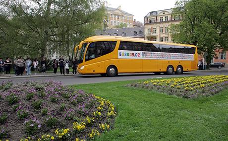 Autobus vozil po Karlovarském kraji vtinou jen náhradníky za unijní ministry pro regionální rozvoj (22. dubna 2009)