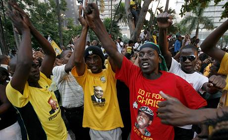 Píznivci Jacoba Zumy oslavují vítzství ANC v parlamentních volbách. Oficiální výsledky zatím známé nejsou. (24. dubna 2009)