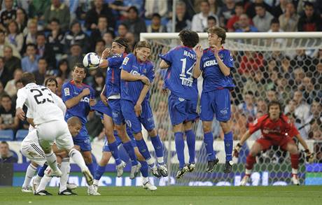 Van der Vaart z Realu Madrid stílí na branku Getafe.