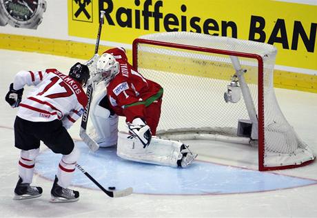 Kanadský hokejista Steven Stamkos ped bloruským brankáem Vitalijem Kovalem.