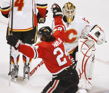 Martin Havlát se raduje. Zákenou ránu pstí vrátil Calgary dvma góly