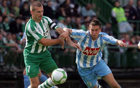 Bohemians 1905 - áslav: domácí Marek Nikl (vlevo) se snaí zastavit prnik áslavského Davida Fikejze.