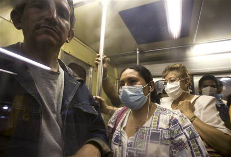 Lidé v metru v Mexiko City se ped praseí chipkou chrání roukami