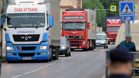 et autodopravci 29. dubna zhruba hodinu s asi stovkou kamion protestovali v Litomicch.