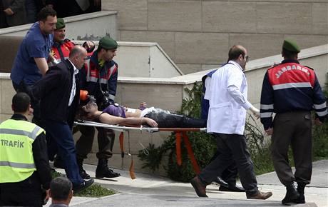 ena vydávající se za studentku odpálila nálo v aule ankarské univerzity (29. dubna 2009)