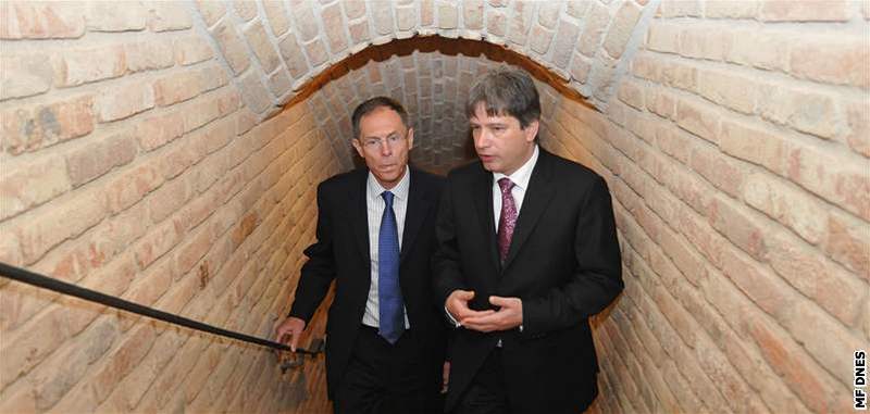 Jan vejnar a Roman Onderka v podzemí Nové radnice v Brn