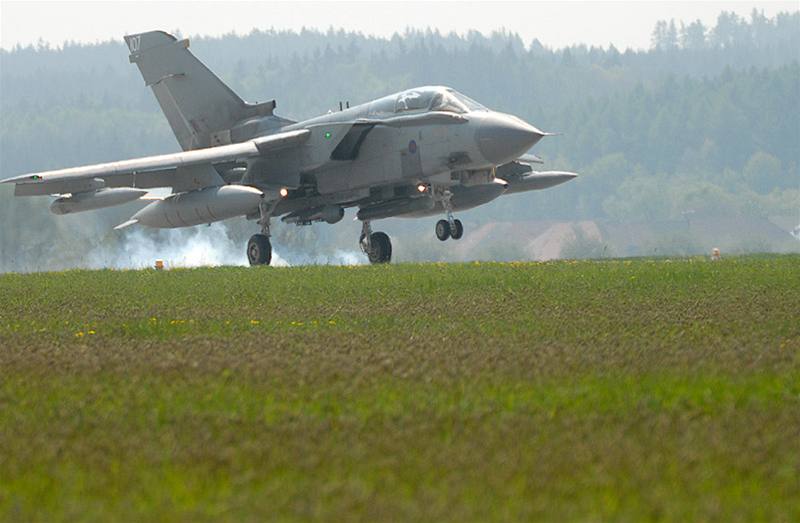 Britské letouny Tornado pistávají v Námti