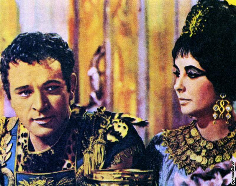 Richard Burton a Elizabeth Taylorová ve filmu Klepatra z roku 1963