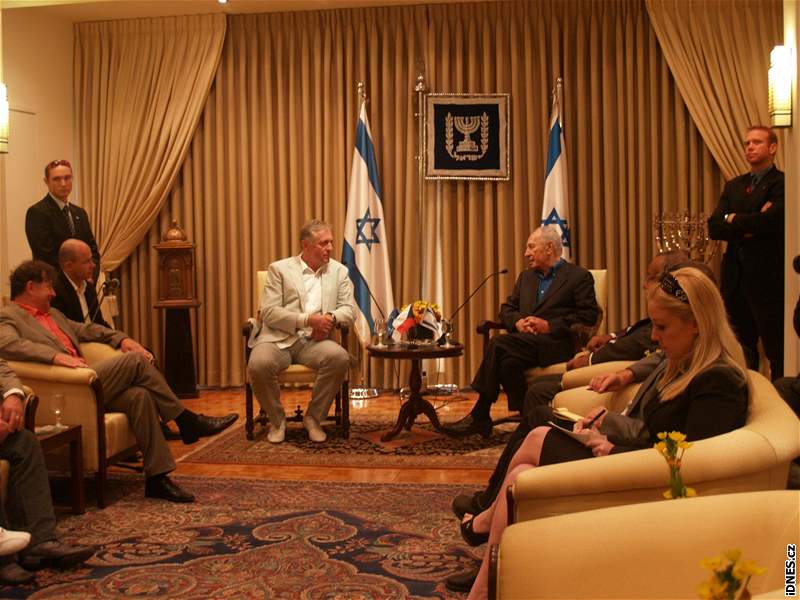 Premiér Mirek Topolánek jednal s izraelským prezidentem imonem Peresem (24. dubna 2009)
