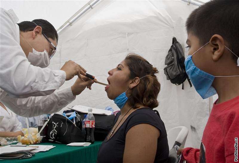Obyvatelka Mexico City pi vyetení v provizorní lékaské ordinaci (27. dubna 2009)
