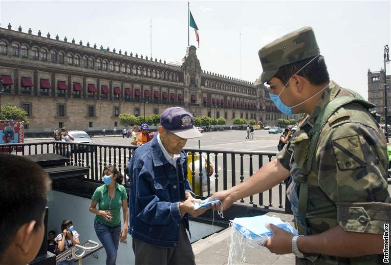 Distribuci ústních rouek mají na starosti v Mexico City hlavn vojáci (27. dubna 2009)