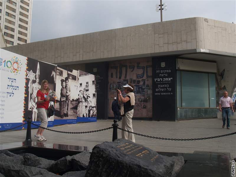 Památník Jicchaka Rabina v Tel Avivu.