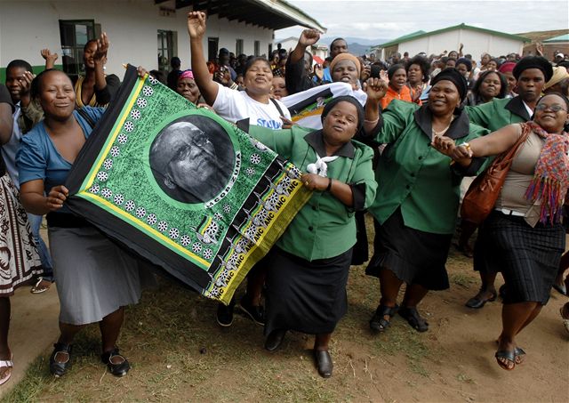 Píznivci Jacoba Zumy bhem voleb v JAR.