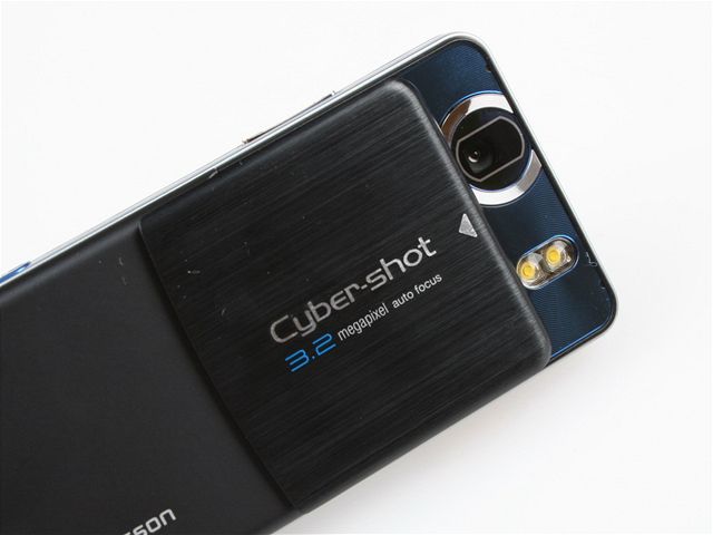 Mezi ostatními CyberShoty jde sice o prmrný fotoaparát, ale v porovnání s konkurenními znakami hraje prim.