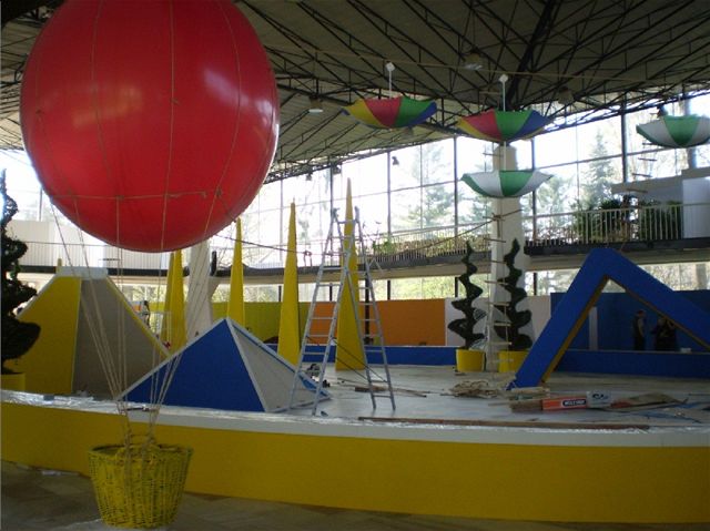 Z budování "kvtinového apitó" v hlavním výstavním pavilonu (16.4.2009).