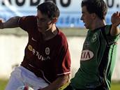 Příbram - Sparta: domácí Tarczal (vpravo) bojuje s Vackem Příbram - Sparta: domácí Tarczal (vpravo) bojuje s Vackem