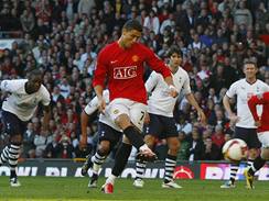 Ronaldo z Manchestru United skruje z penalty.