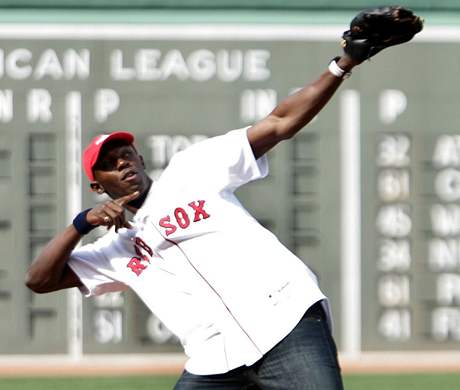 Jamajský sprinter Usain Bolt pedvádí svá gesta vude. I na baseballu v Bostonu.