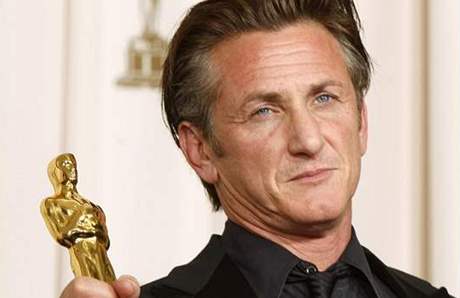 Oscar 2008 - Sean Penn se zlatou sokou za hereck vkon ve filmu Milk