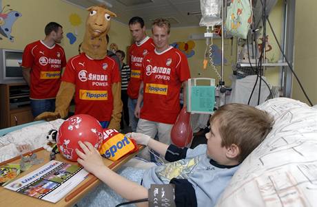 Plzetí fotbalisté na návtv v nemocnici u malých pacient.