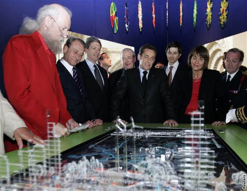 Paí za 20 let? Nicolas Sarkozy se dívá na model "Velké Paíe" na výstav o budoucnosti francouzské metropole v Muzeu Architektury v Paíi (29. dubna 209)