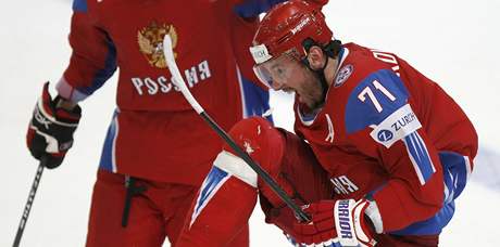 Stejn jako se raduje ruský hokejista Ilja Kovaluk z gólu, me být spokojený i s tím, e jeho smlouvu s New Jersey schválilo vedení NHL. Alespo to tvrdí zámoská média.