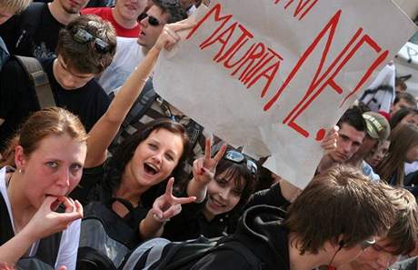 Studenti s transparenty v roce 2007. Dalí demonstrace proti státním maturitám moná Prahu eká letos.