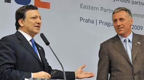 Odstupující premiér Mirek Topolánek s pedsedou Evropské komise José Barrosem. (7.5.2009) 