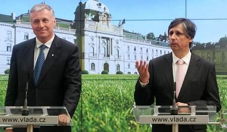 Konící premiér Mirek Topolánek a nový premiér Jan Fischer ve Strakov akademii. (8.5.2009) 