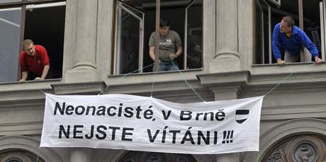 Pravicoví radikálové na 1. máje v Brn - brnntí zelení vele s Martinem Anderem vyvsili nad námstím protestní transparent