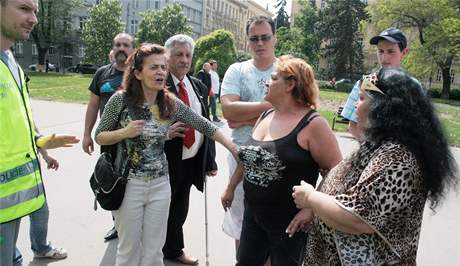 Pochod zbrojovkm ke stadionu za Lunkami v Brn