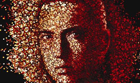 Na obalu desky Relapse je na první pohled pouze Eminemv portrét. A pi bliím pohledu se ukazuje, e hlavu tvoí tisíce ampulek a kapslí od lék.