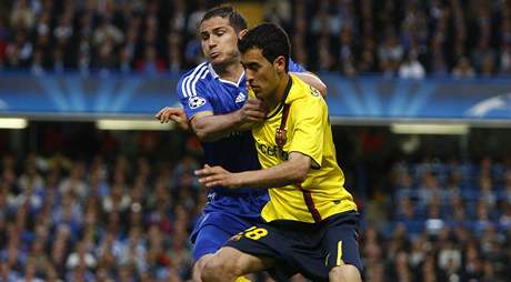 Chelsea - Barcelona: domácí Frank Lampard (vlevo) zastavuje prnik Sergia Busquetse. 