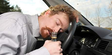 Opilý mu dojel na kiovatku a za volantem usnul. Ilustraní foto