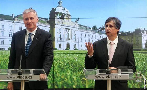 Konící premiér Mirek Topolánek a nový premiér Jan Fischer ve Strakov akademii. (8.5.2009) 