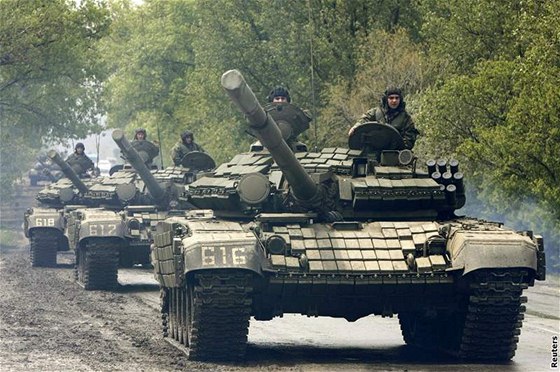 Ke gruzínské základn Mukhrovani se po ohláení pue vydaly tanky