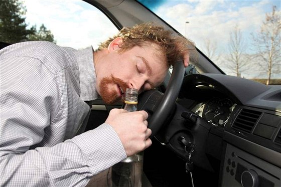 Opilý vandal nakonec vlezl do auta a tvrd usnul. Ilustraní snímek