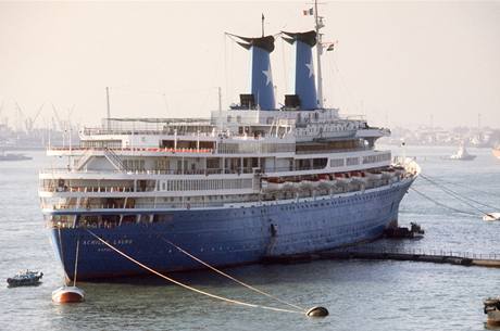 tylenné komando pi únosu lodi Achille Lauro zabilo amerického turistu.