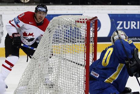 Kanadský útoník Derek Roy stílí gól v semifinále proti védsku